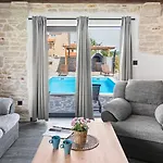 Bugenvilija With Private Pool Ladrovici