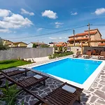 Bugenvilija With Private Pool * Ladrovici