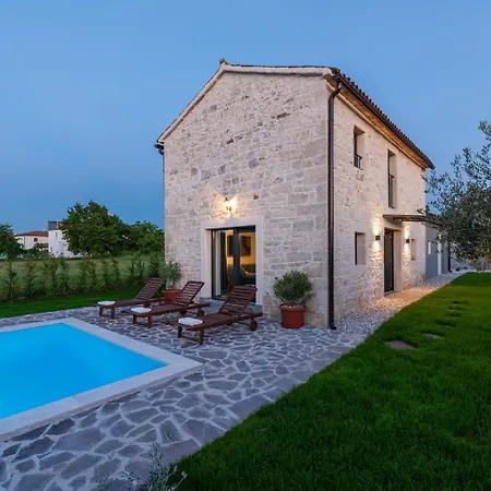 Villa Bugenvilija With Private Pool Ladrovici