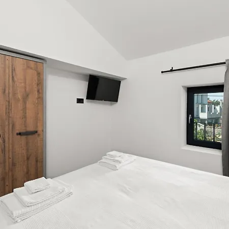 Bugenvilija With Private Pool Ladrovici