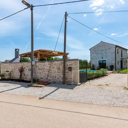 Bugenvilija With Private Pool Ladrovici