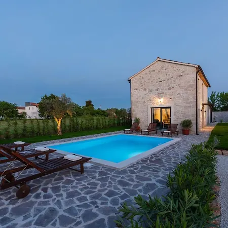 Bugenvilija With Private Pool Ladrovici