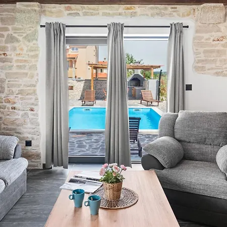 Bugenvilija With Private Pool Ladrovici