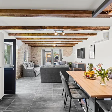 Bugenvilija With Private Pool Ladrovici